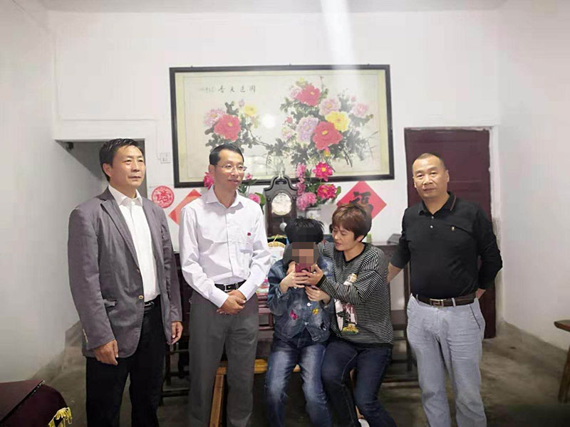 主題教育正當(dāng)時(shí) 志愿服務(wù)暖民心——區(qū)城建投公司黨支部開展志愿服務(wù)、點(diǎn)亮“微心愿”黨日活動(dòng)