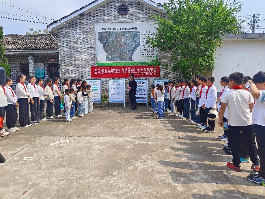 區(qū)關(guān)工委組織學(xué)生到實(shí)驗(yàn)茶場(chǎng)開(kāi)展茶文化主題實(shí)踐活動(dòng)